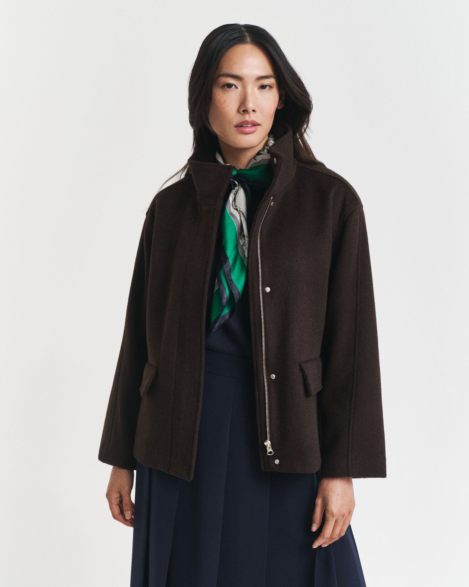 Casaco curto em lã com fecho de correr