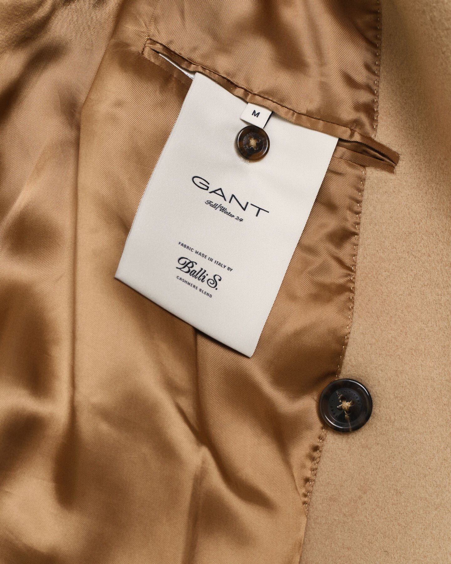 Sobretudo em lã com frente de trespasse