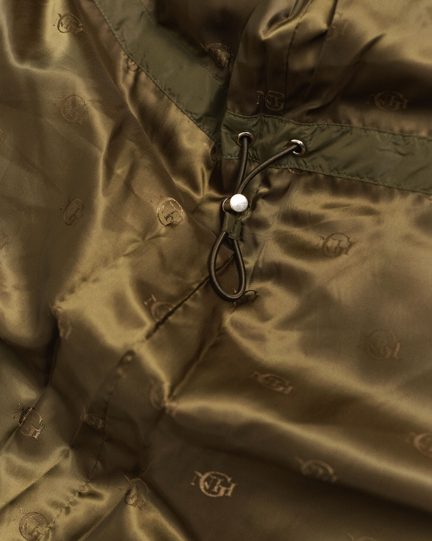 Blus&atilde;o de penas com comprimento m&eacute;dio