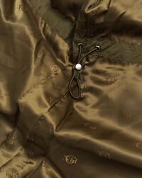 Blus&atilde;o de penas com comprimento m&eacute;dio