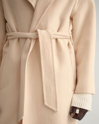 Sobretudo com cinto cosido à mão