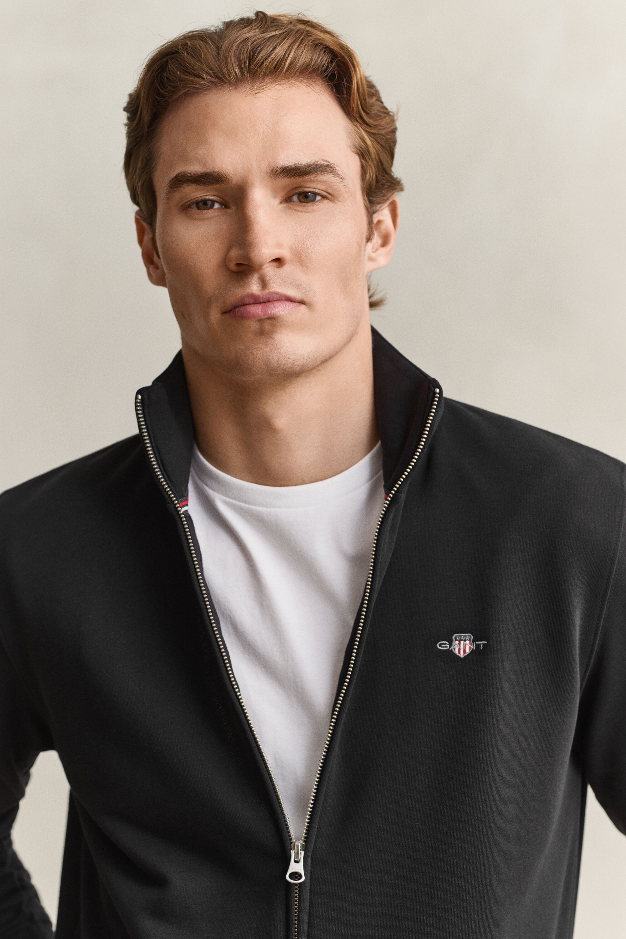 Sweatshirt com capuz e fecho de correr Shield