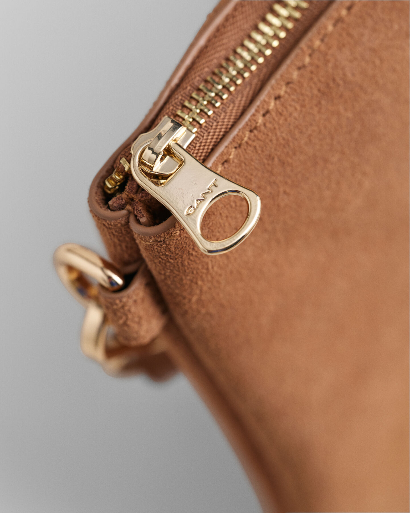 Mala a tiracolo em camurça