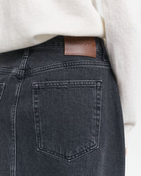 Saia em ganga com comprimento médio e botões