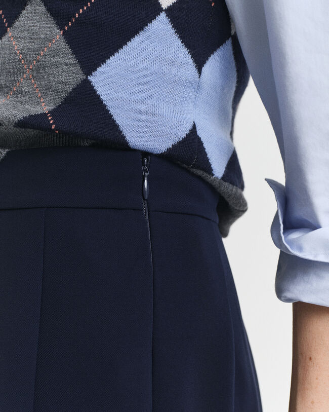 Saia de comprimento médio com pregas largas