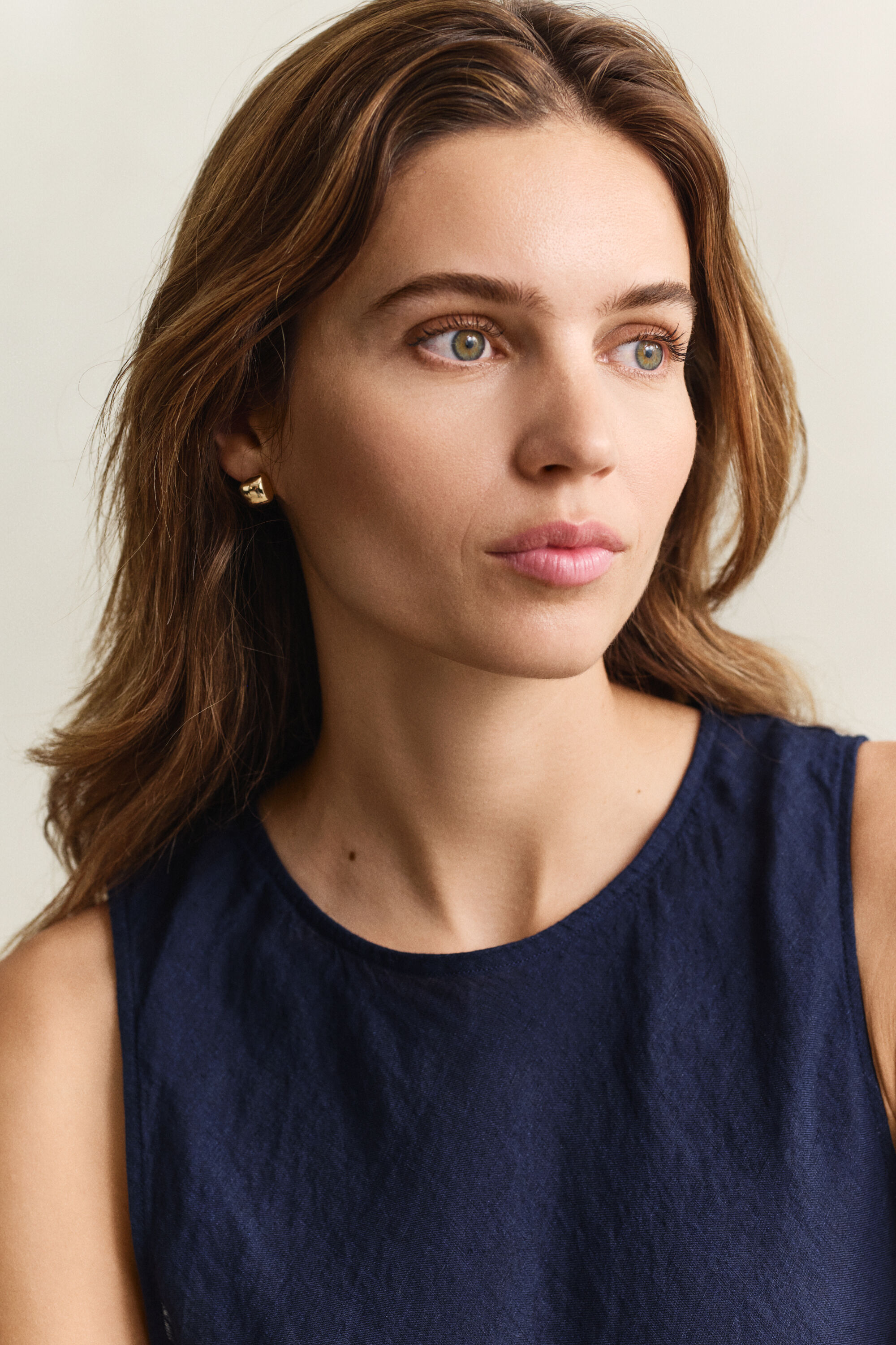 Vestido médio em linho com corte enviesado