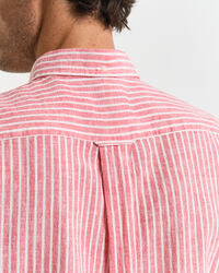 Camisa de manga curta em linho e algod&atilde;o &agrave;s riscas regular fit