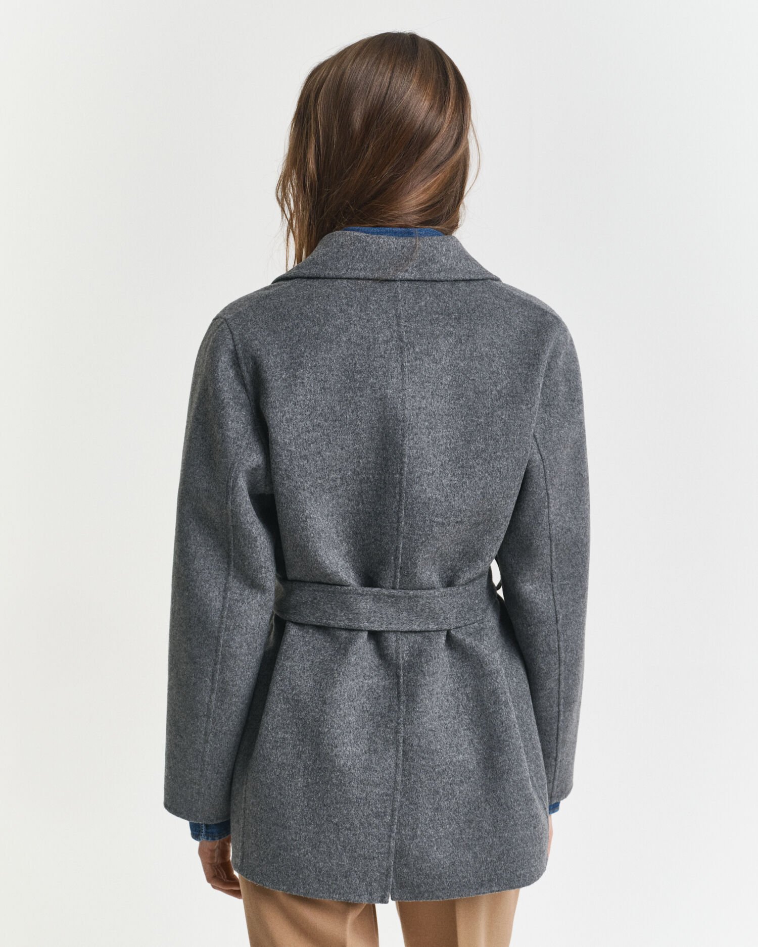 Casaco com cinto cosido à mão