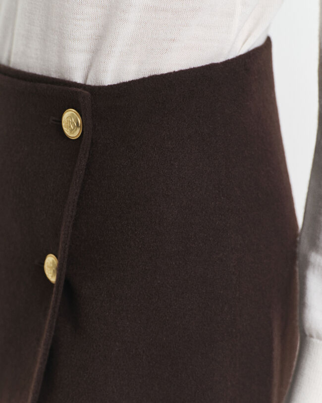 Saia de trespasse cosida à mão com comprimento médio