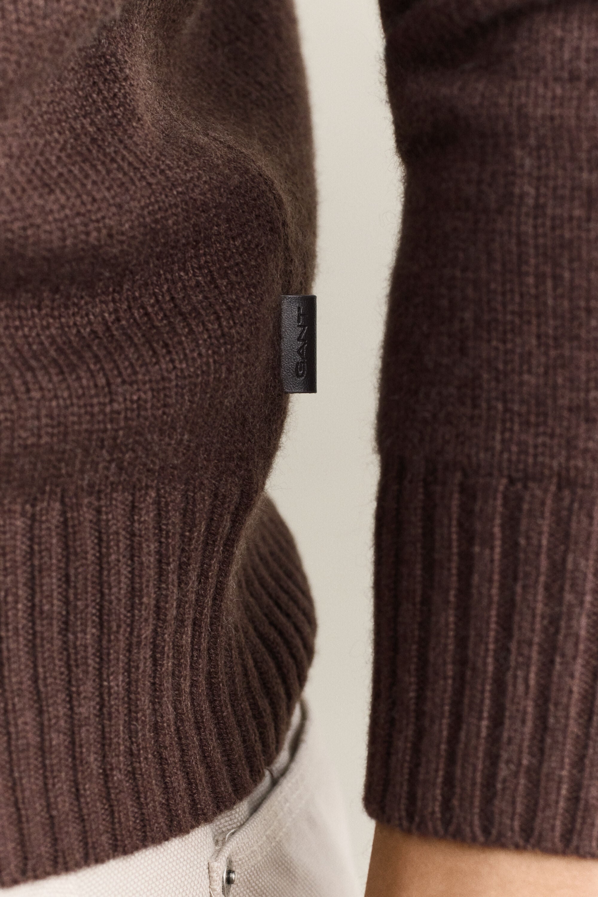 Pullover com decote em V em caxemira às riscas