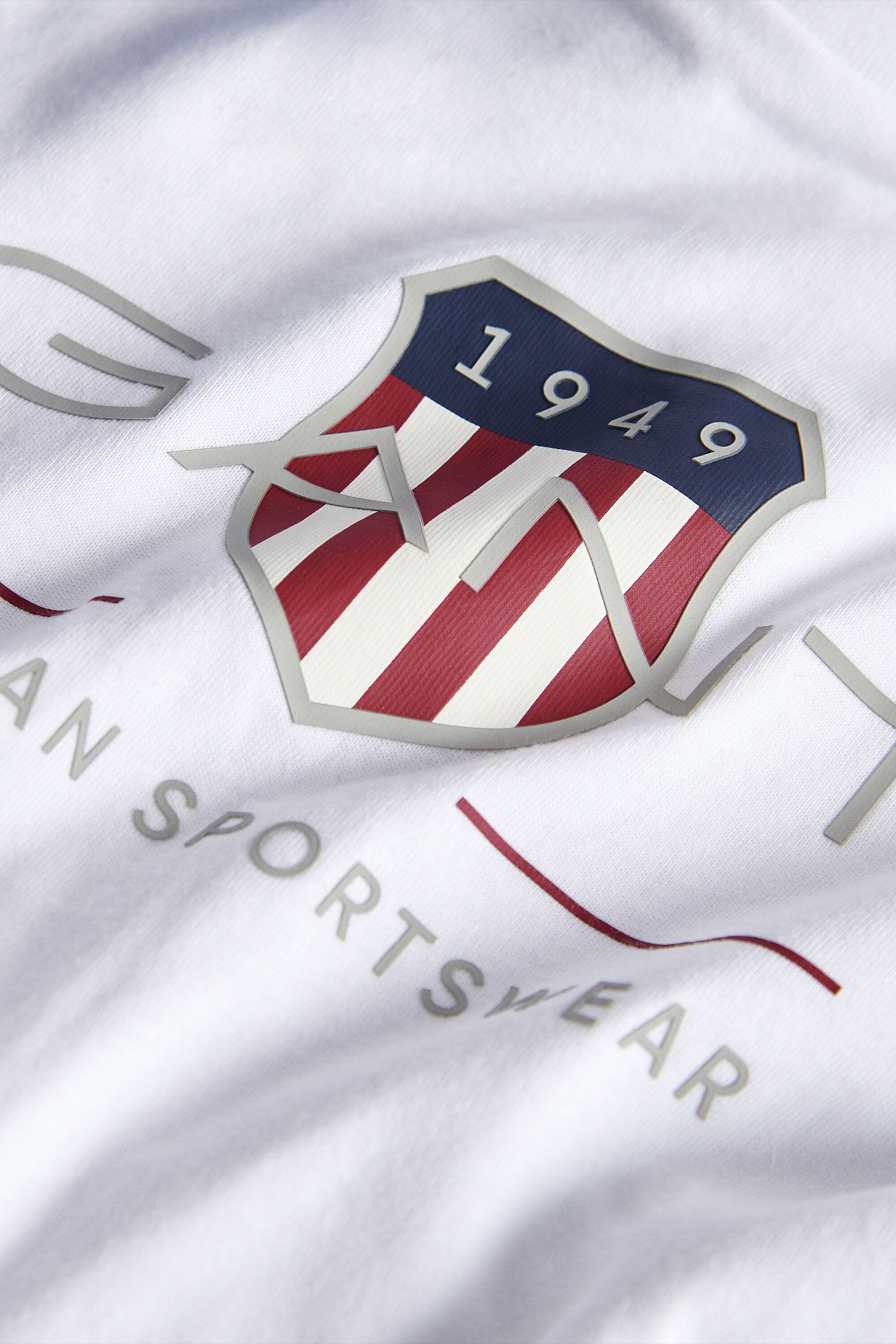 Conjunto com calças desportivas, t-shirt e sweatshirt com capuz e fecho Shield Boys