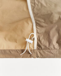 Casaco Windbreaker compactável leve