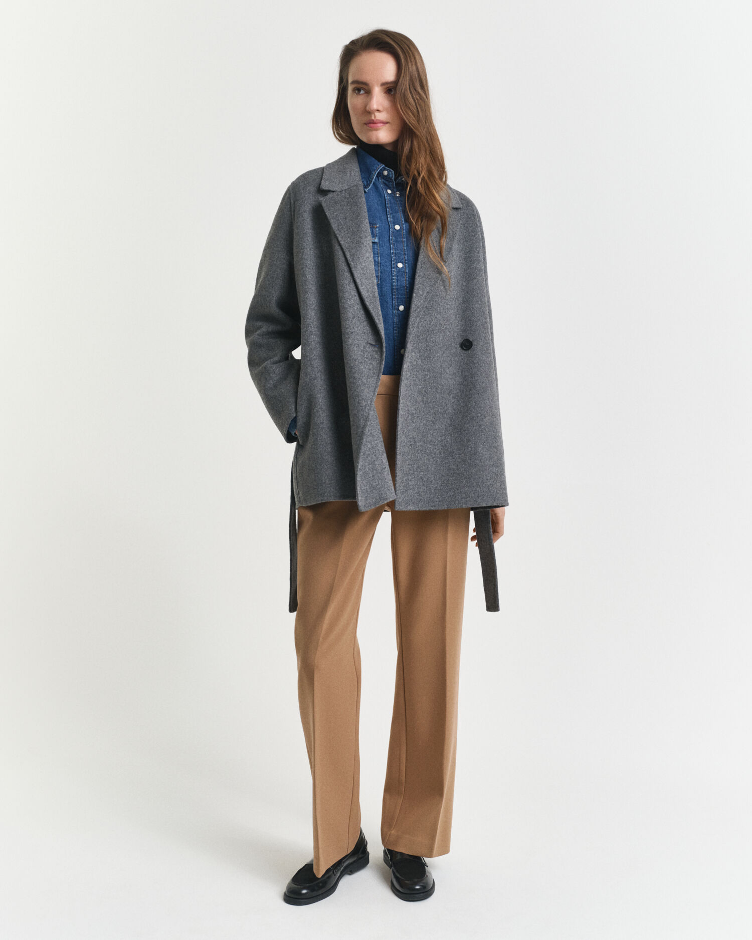 Casaco com cinto cosido à mão