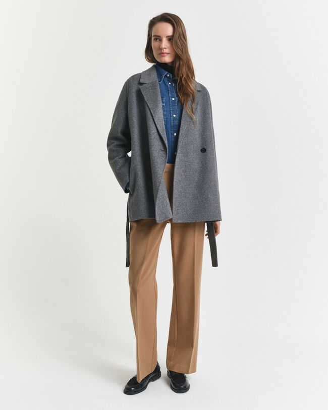 Casaco com cinto cosido à mão