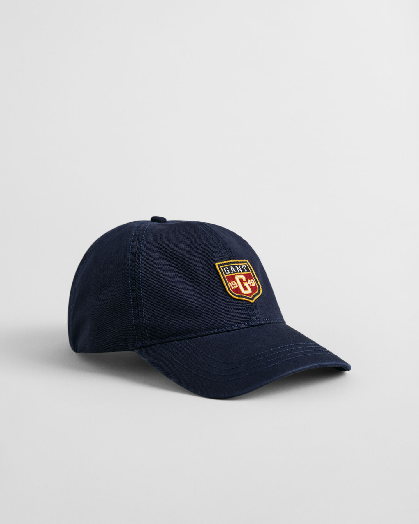 Boné com emblema desgastado