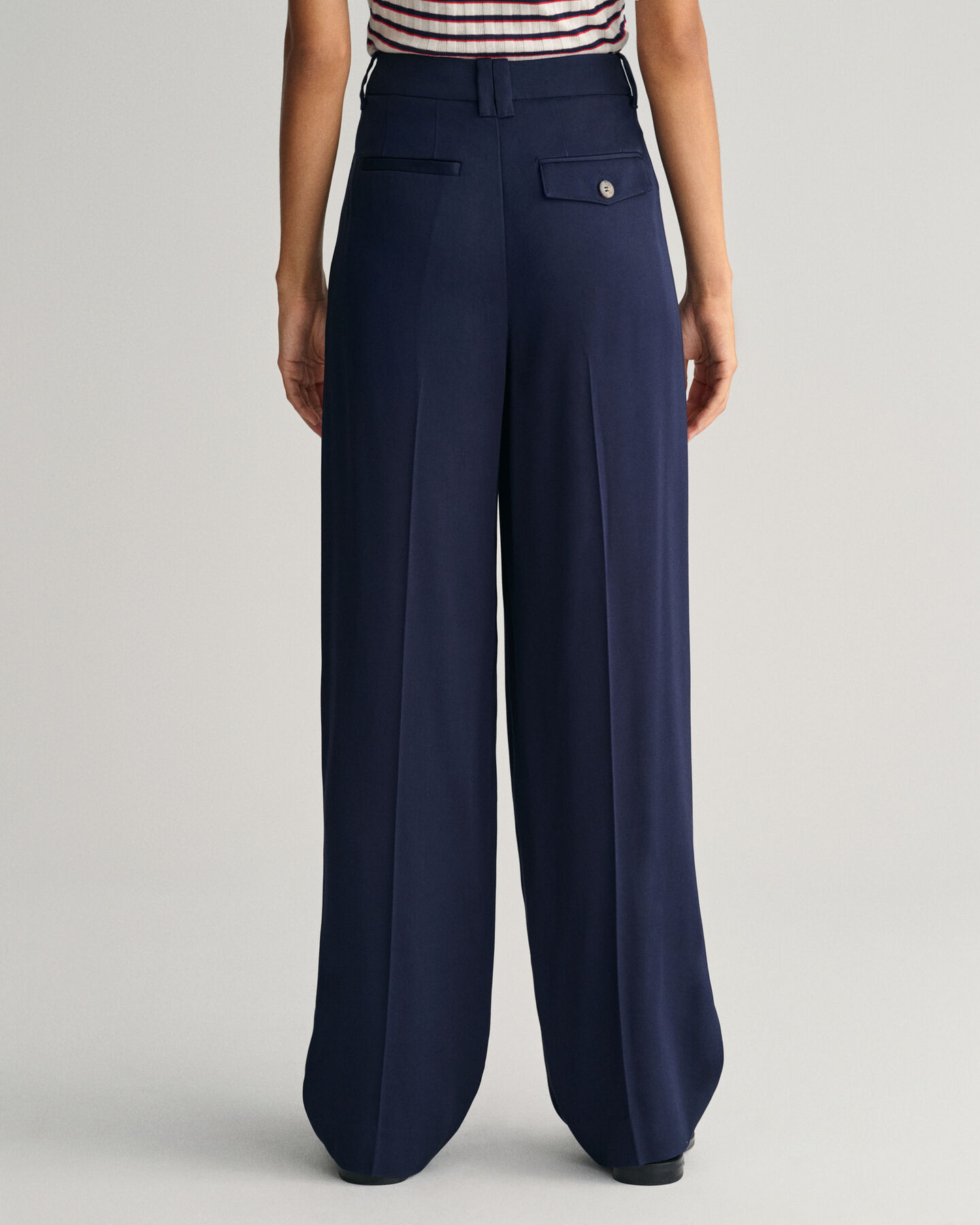 Calças chino com perna larga e cintura descida loose fit