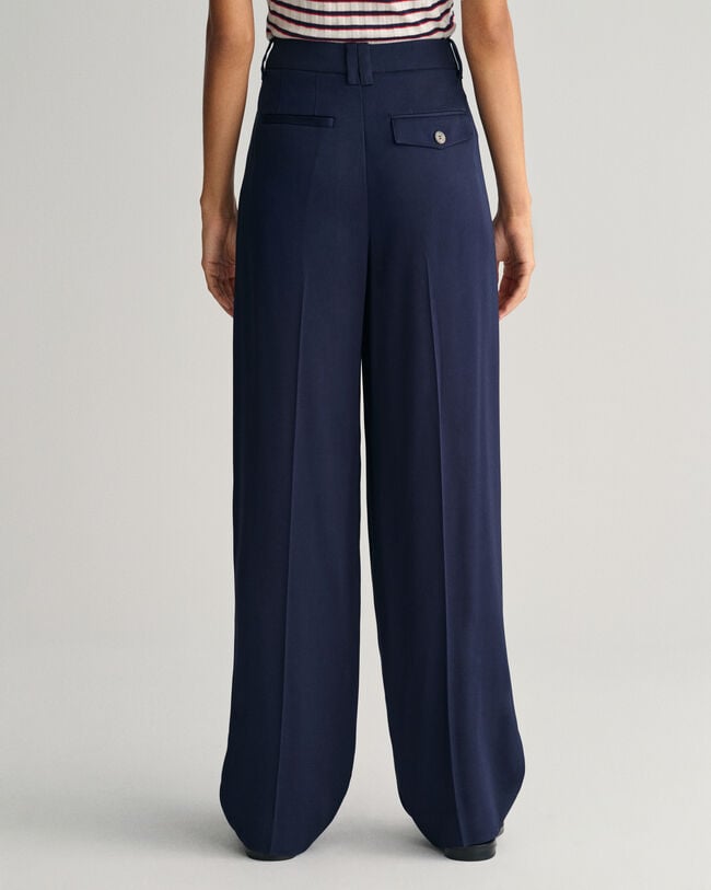 Calças chino com perna larga e cintura descida loose fit