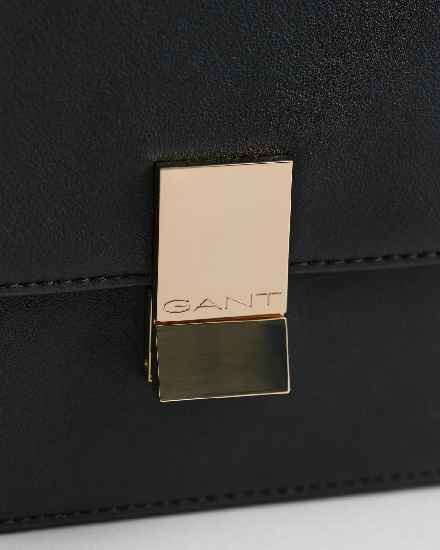 Mala de ombro em pele