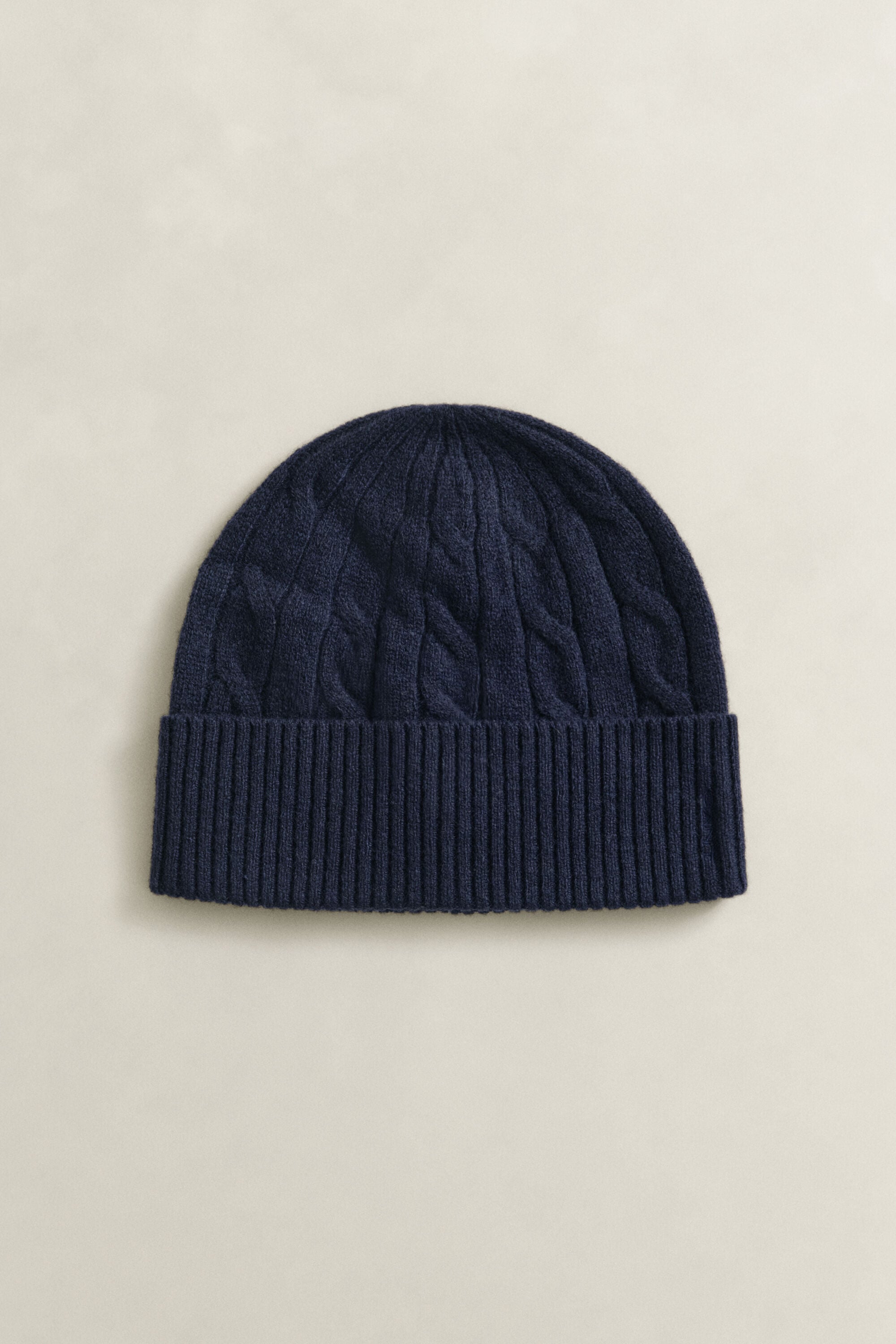 Gorro em malha entrançada de lã