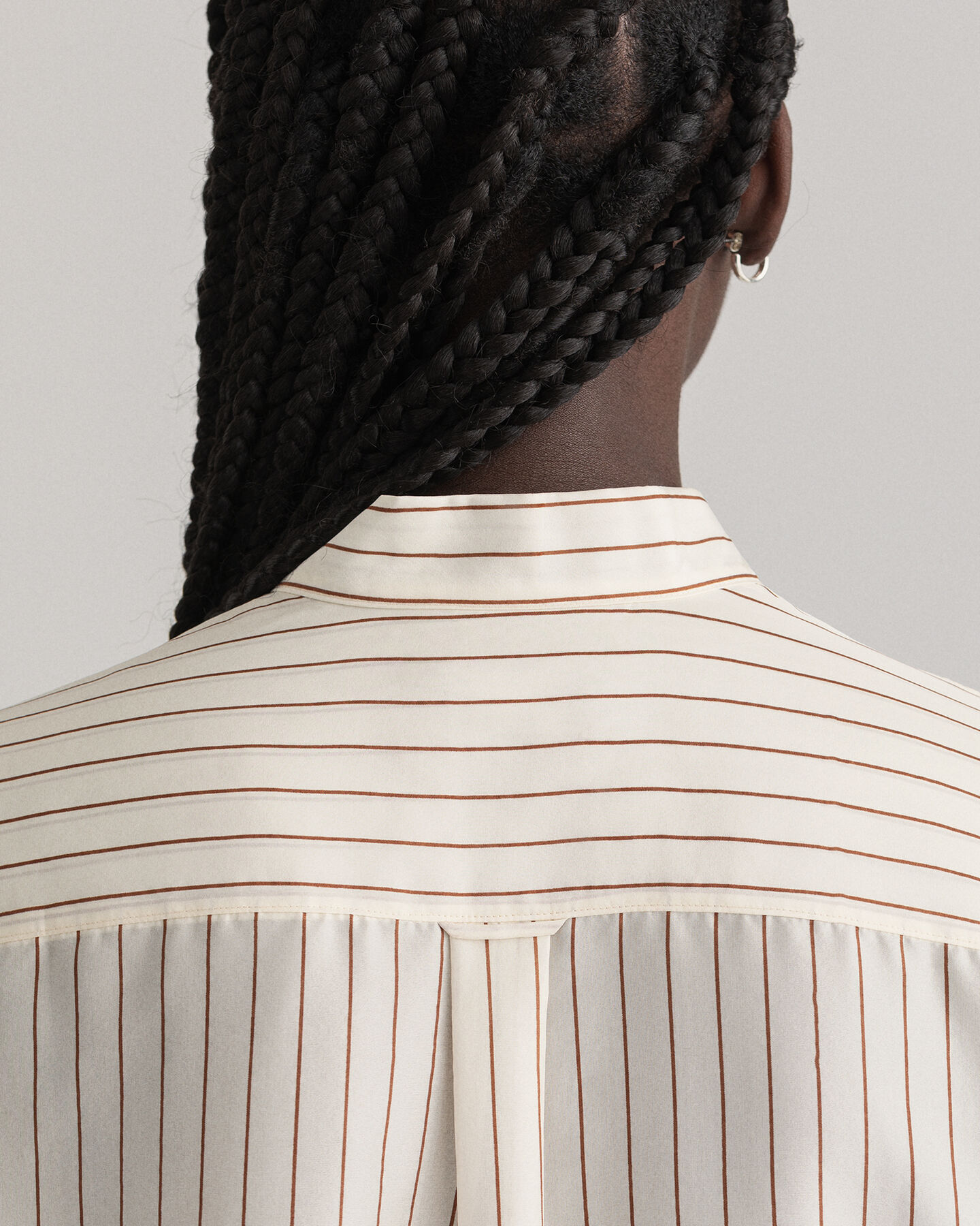 Camisa de seda com la&ccedil;o Pinstripe