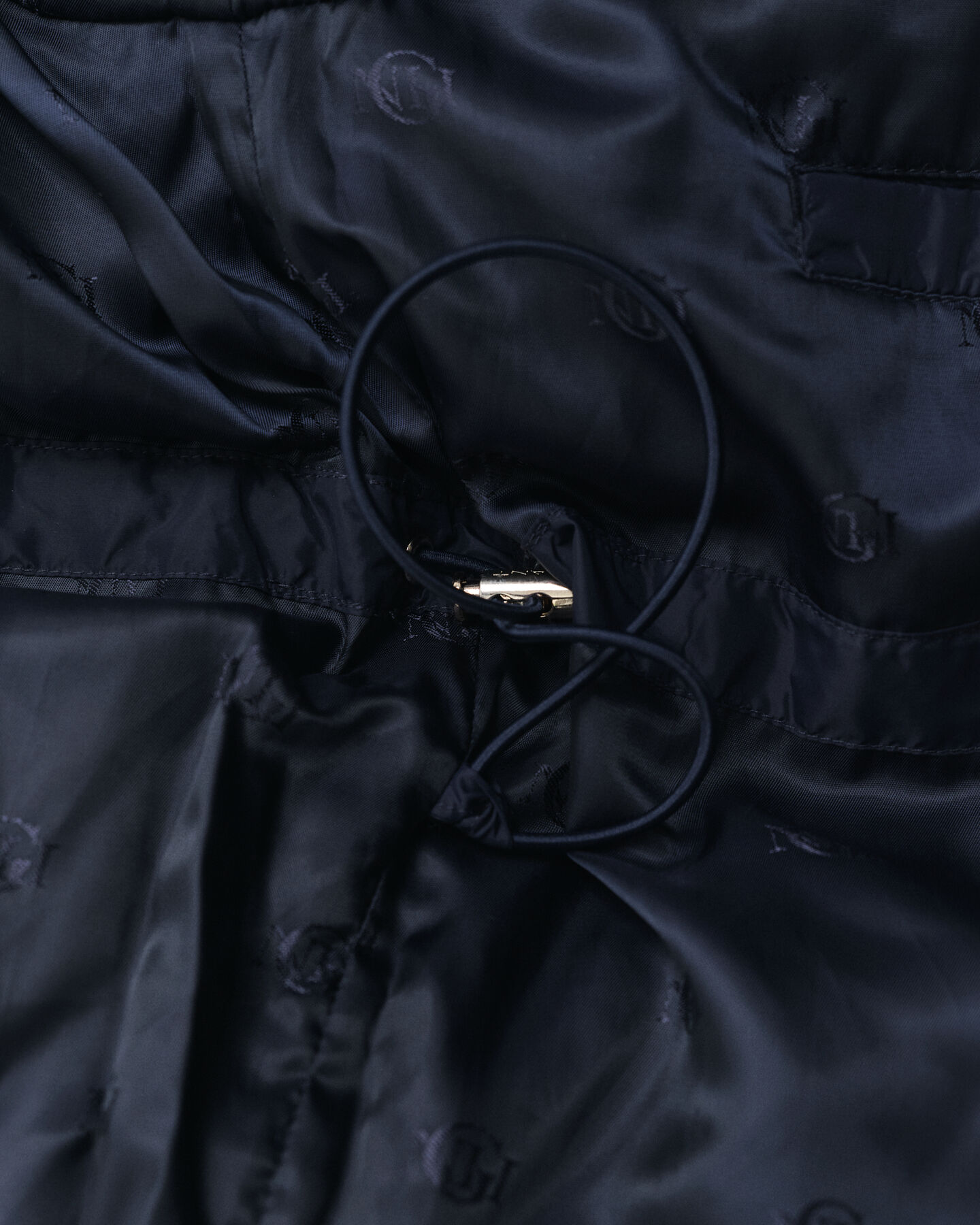 Blusão de penas com comprimento médio