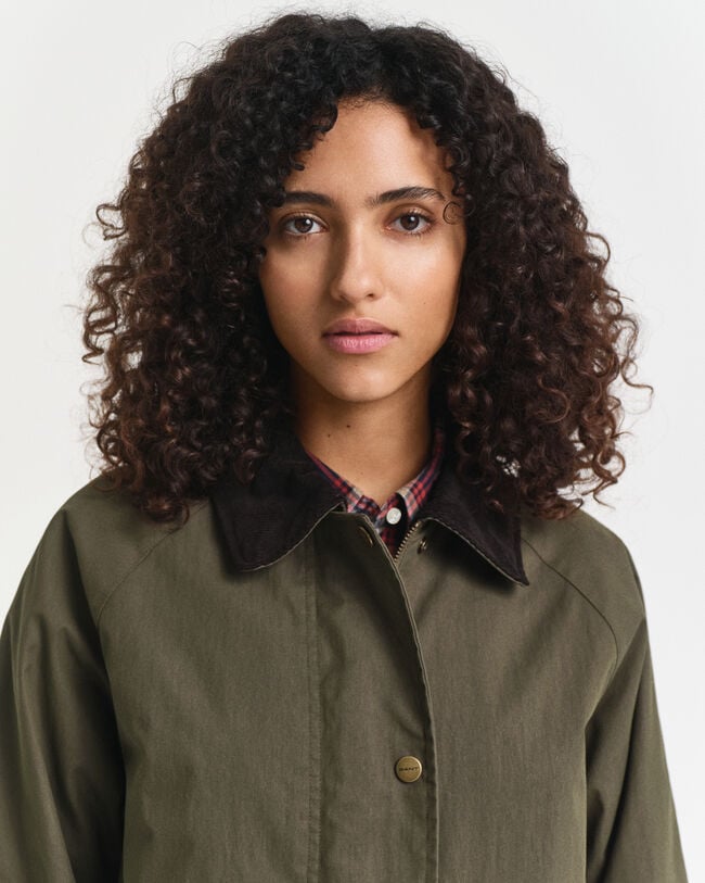 Gabardina em algodão com acabamento encerado