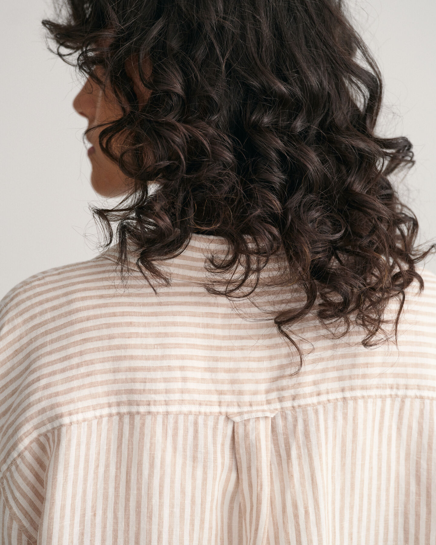 Vestido-camisa em linho às riscas