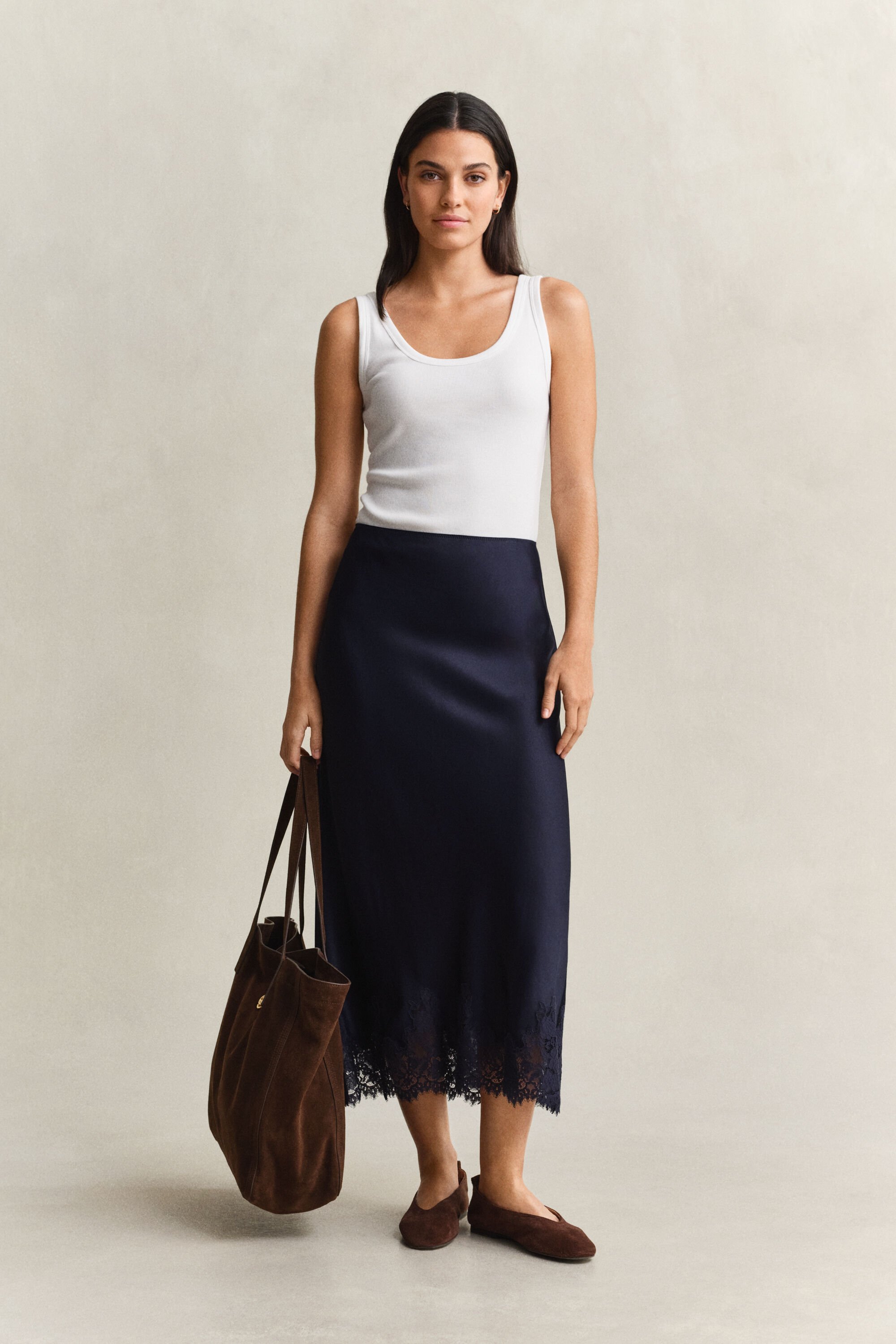 Saia média em renda e cetim