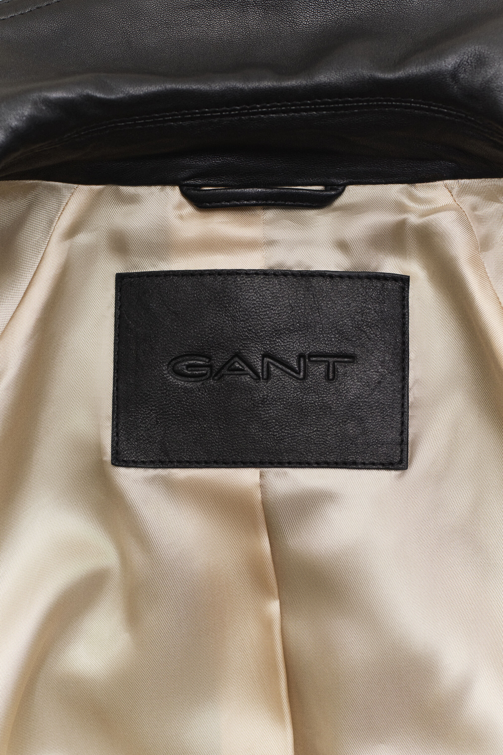 Gabardina curta em pele