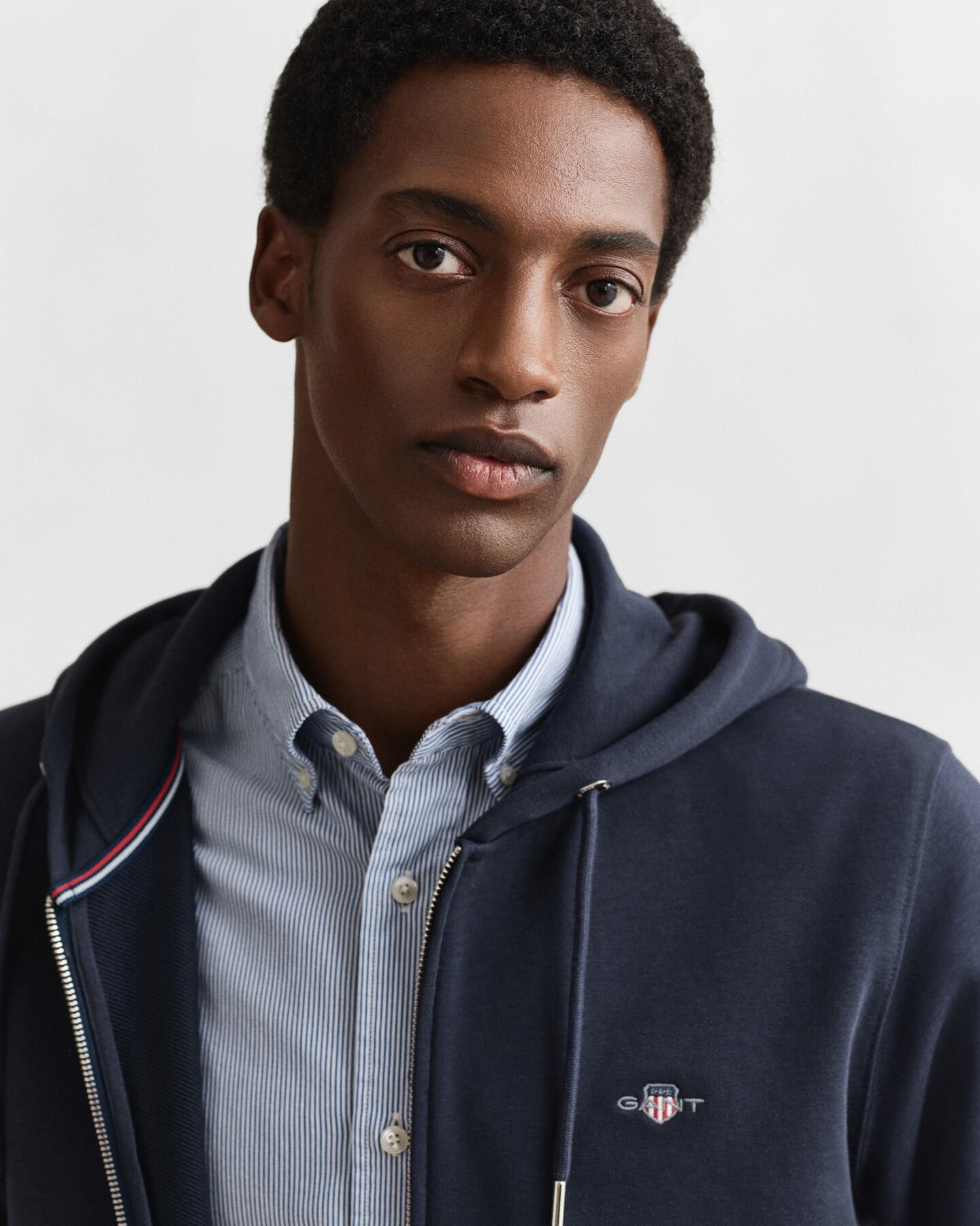 Sweatshirt com capuz e fecho Shield