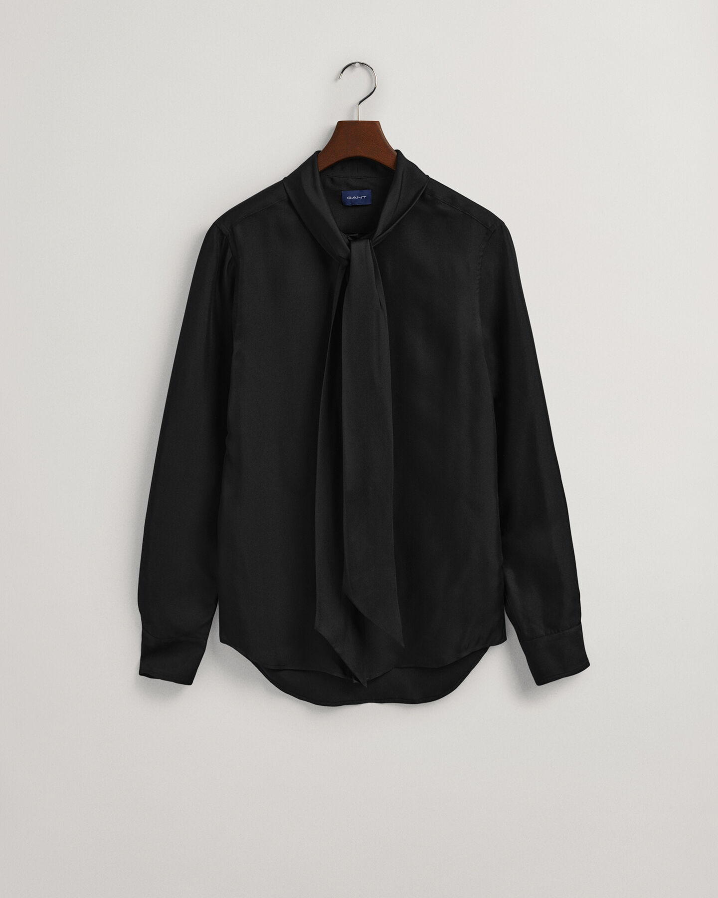 Camisa lisa com laço slim fit