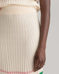 Saia de malha canelada &agrave;s riscas