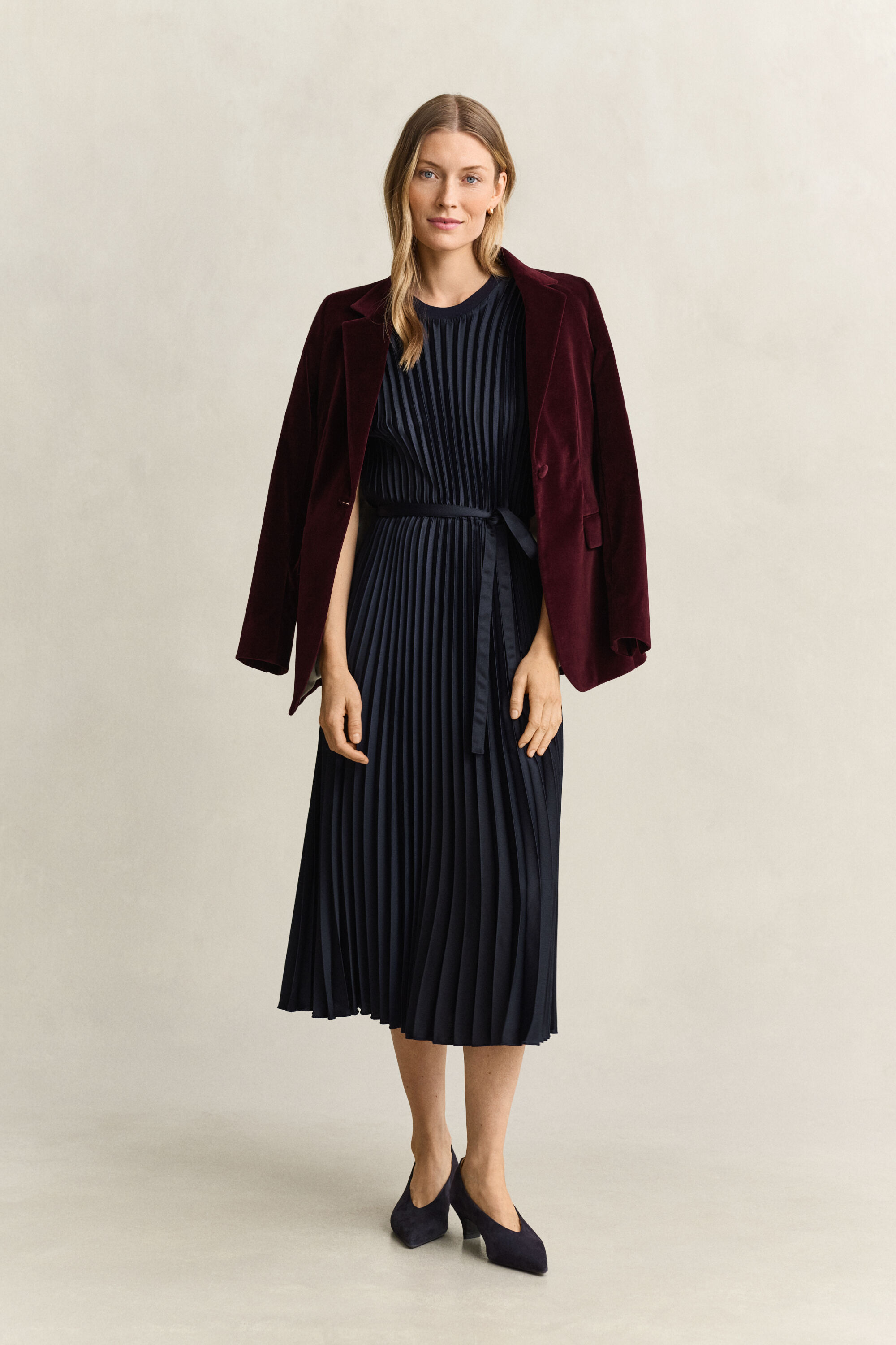 Vestido com pregas e cinto