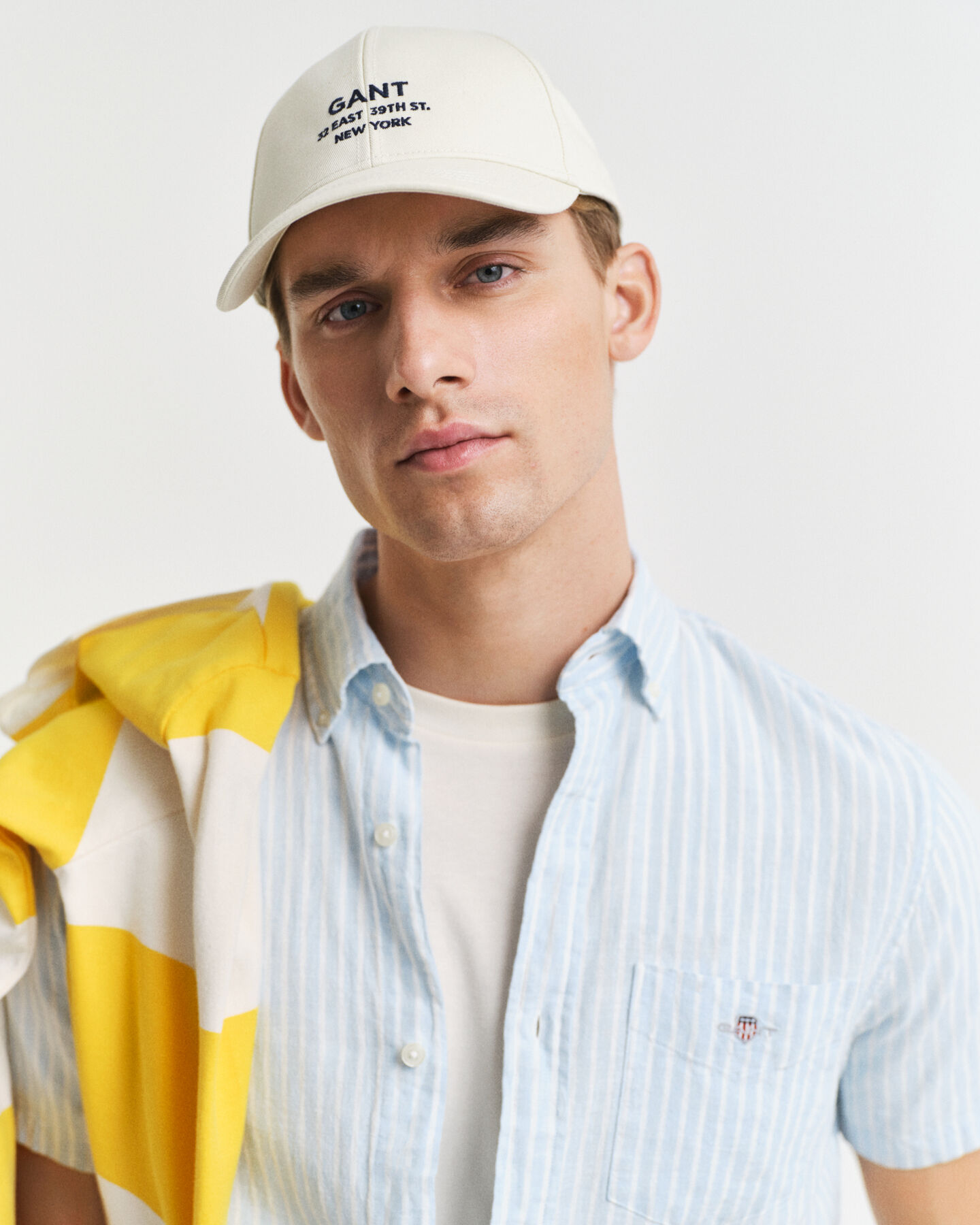 Camisa de manga curta em linho e algodão às riscas regular fit