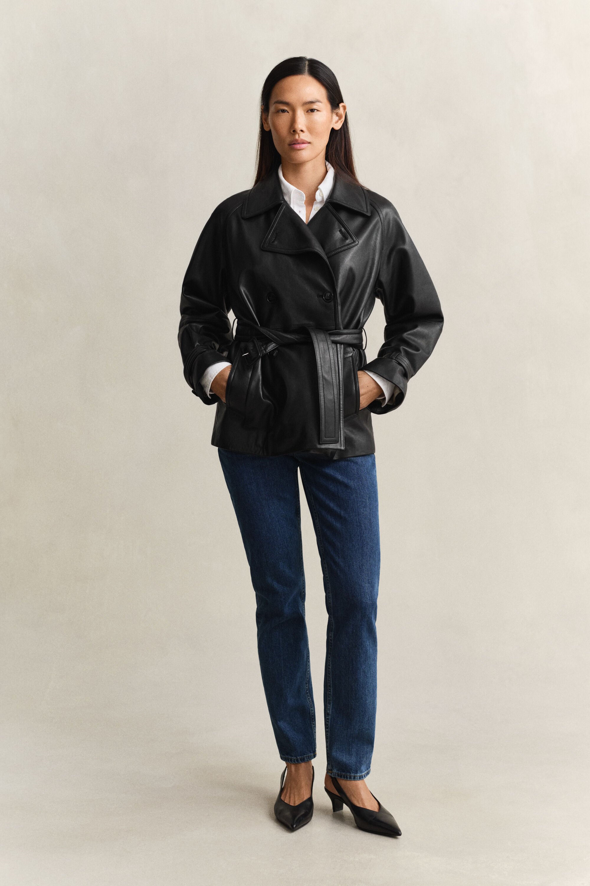 Gabardina curta em pele