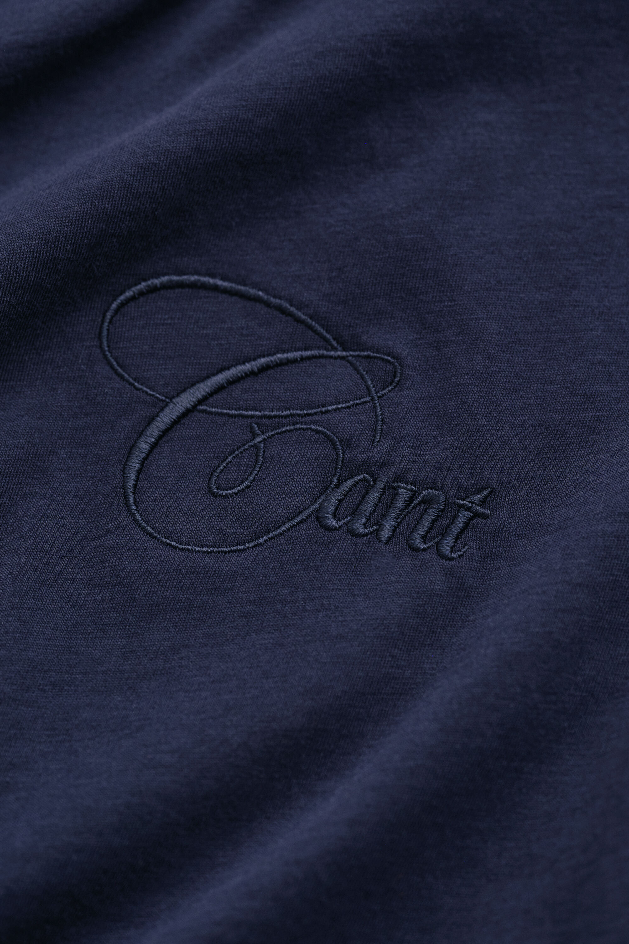 T-shirt com grafismo no mesmo tom