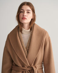 Sobretudo com cinto cosido à mão