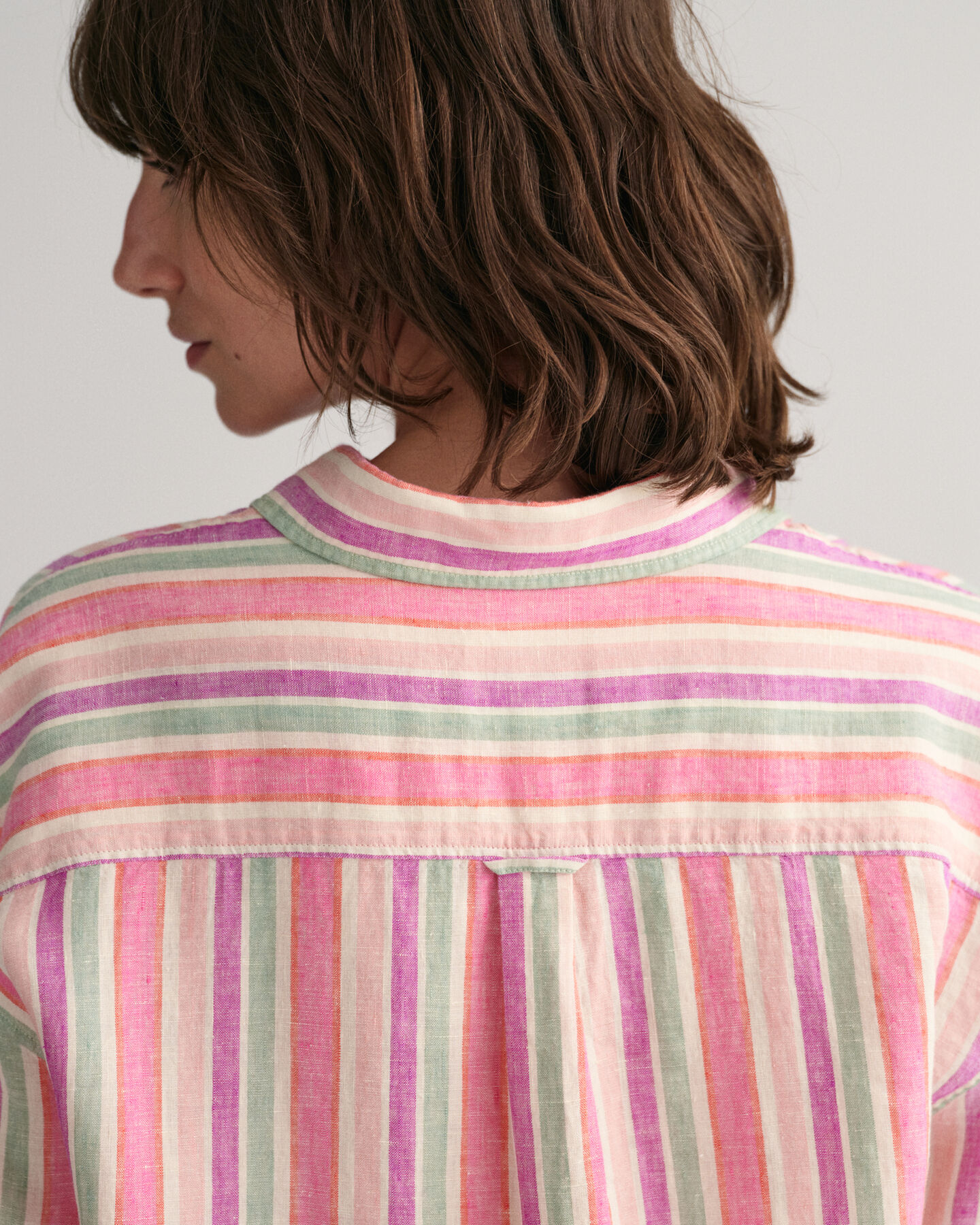 Vestido-camisa em linho &agrave;s riscas