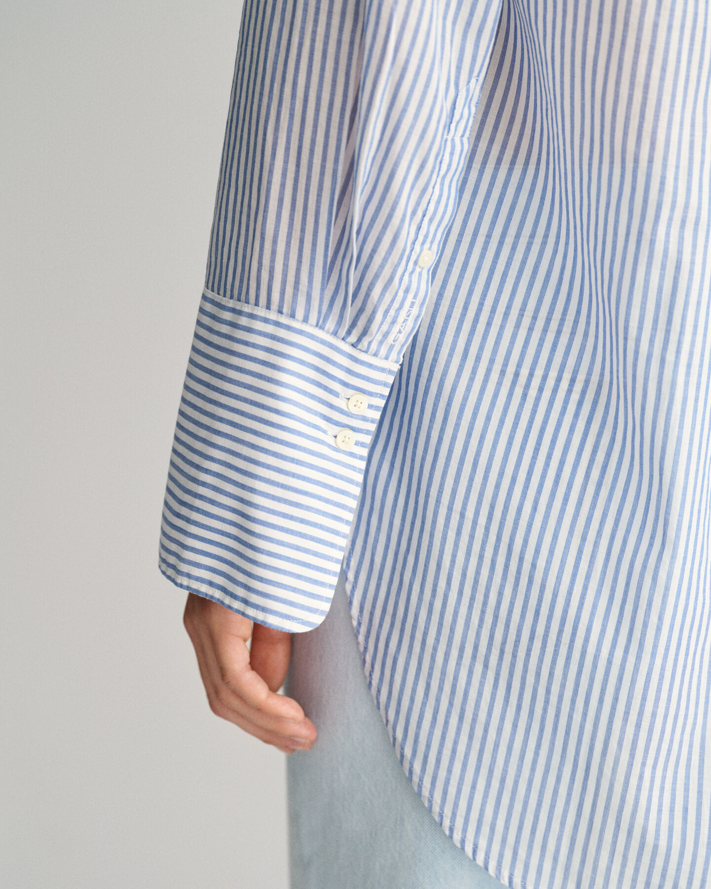 Camisa às riscas com punhos largos relaxed fit