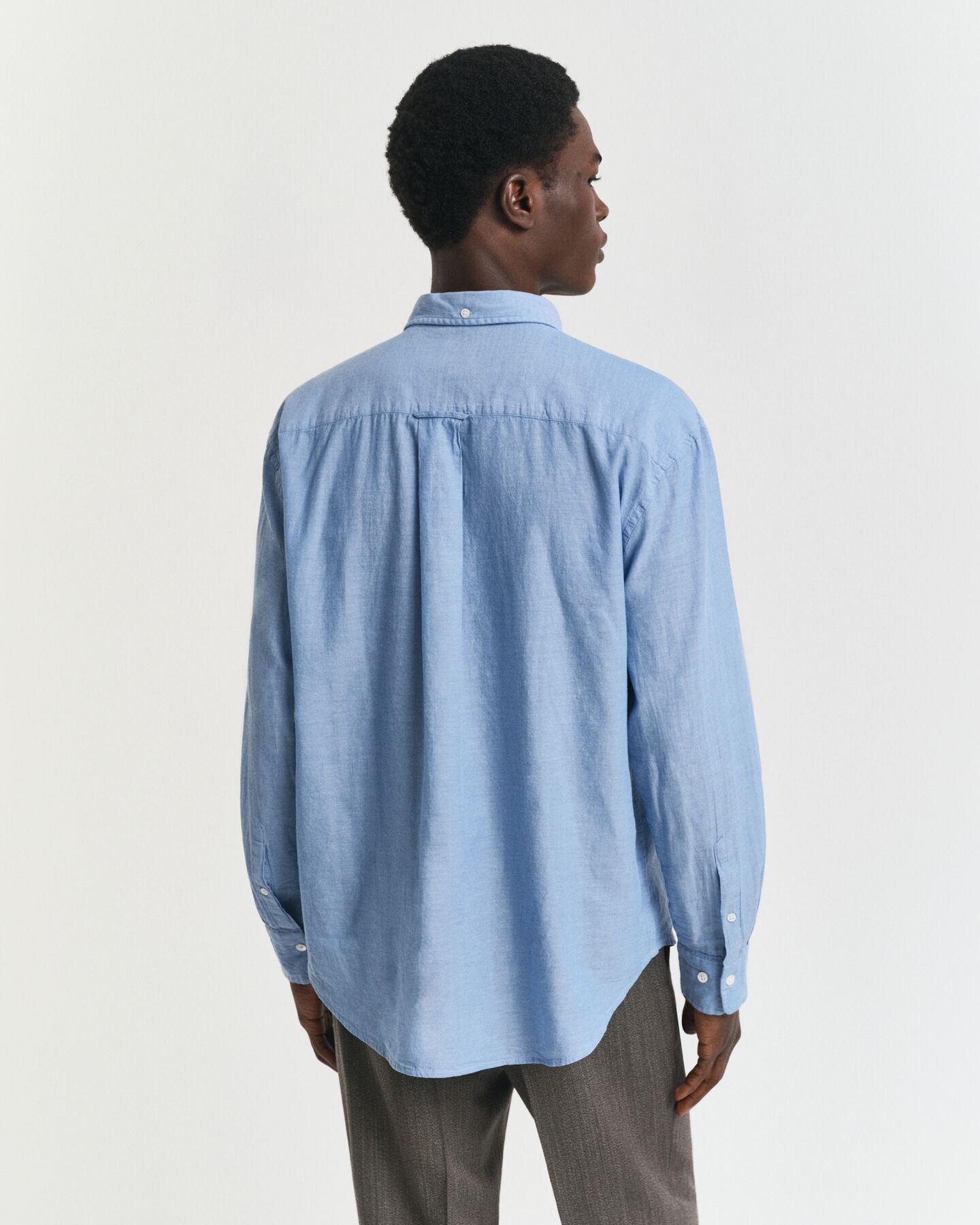 Camisa em chambray índigo relaxed fit