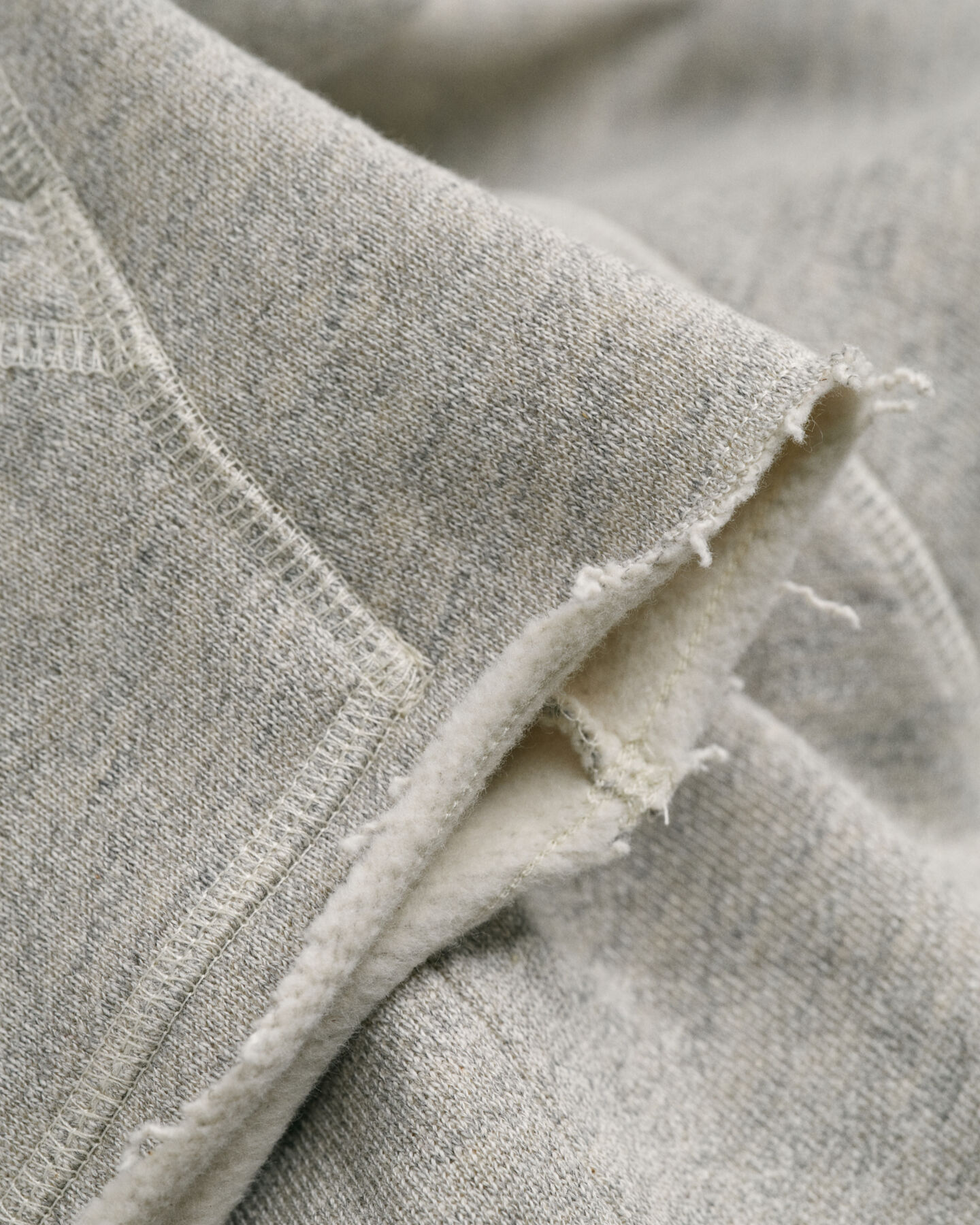 Sweatshirt com capuz recortada