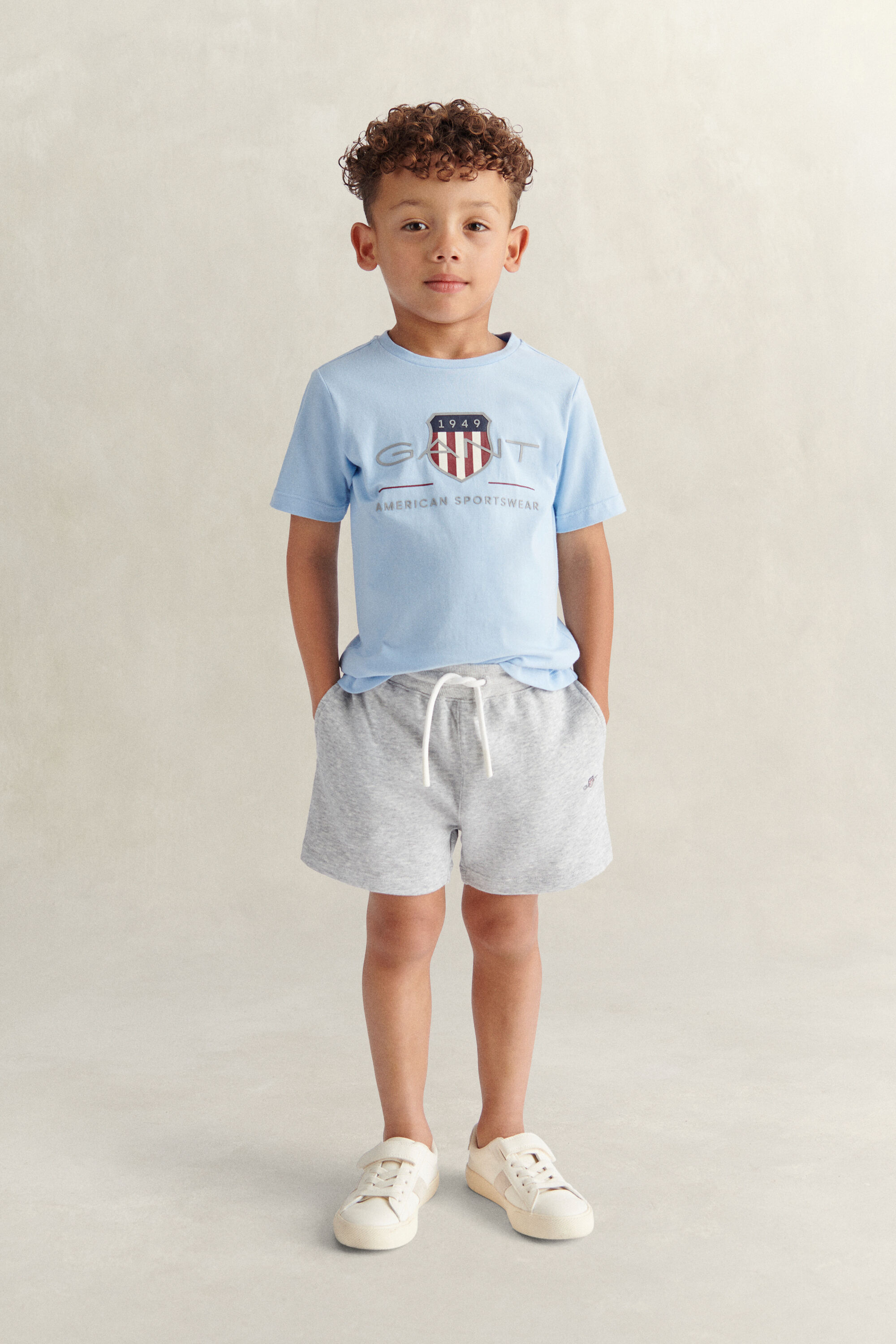 Conjunto com calções desportivos e t-shirt Archive Shield Boys