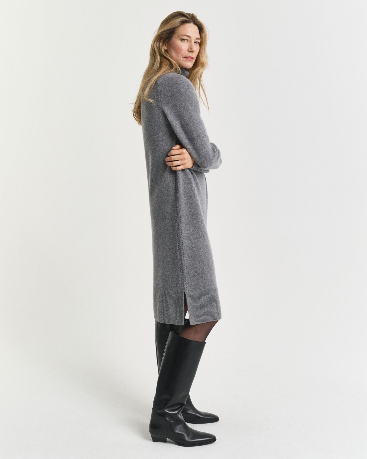 Vestido com gola alta e detalhe de malha