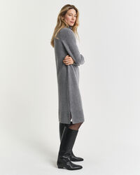 Vestido com gola alta e detalhe de malha