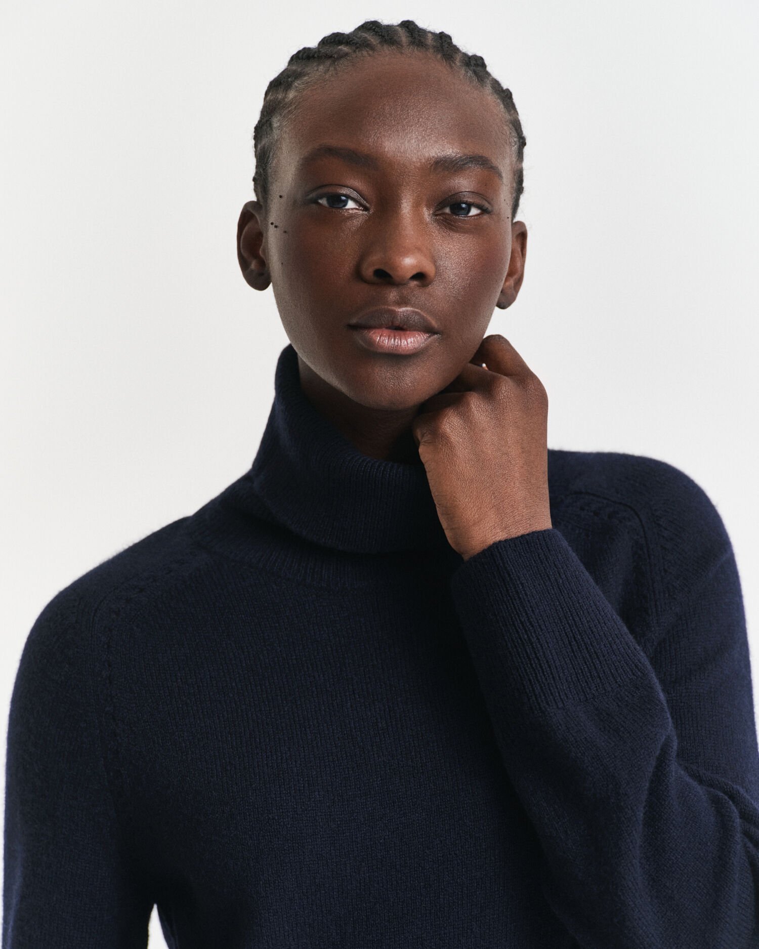 Vestido com gola alta e detalhe de malha