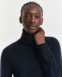 Vestido com gola alta e detalhe de malha