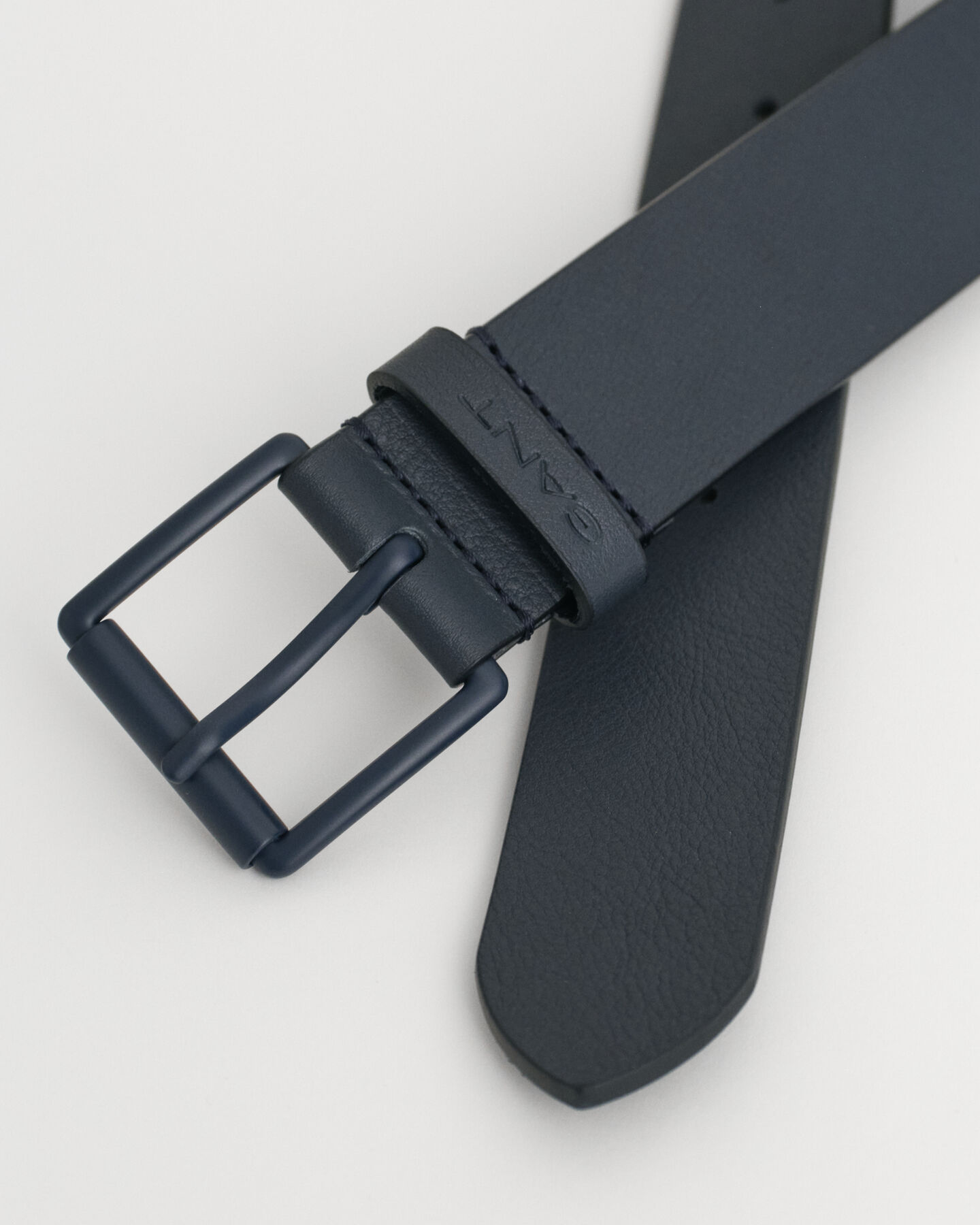 Cinto em pele com fivela no mesmo tom