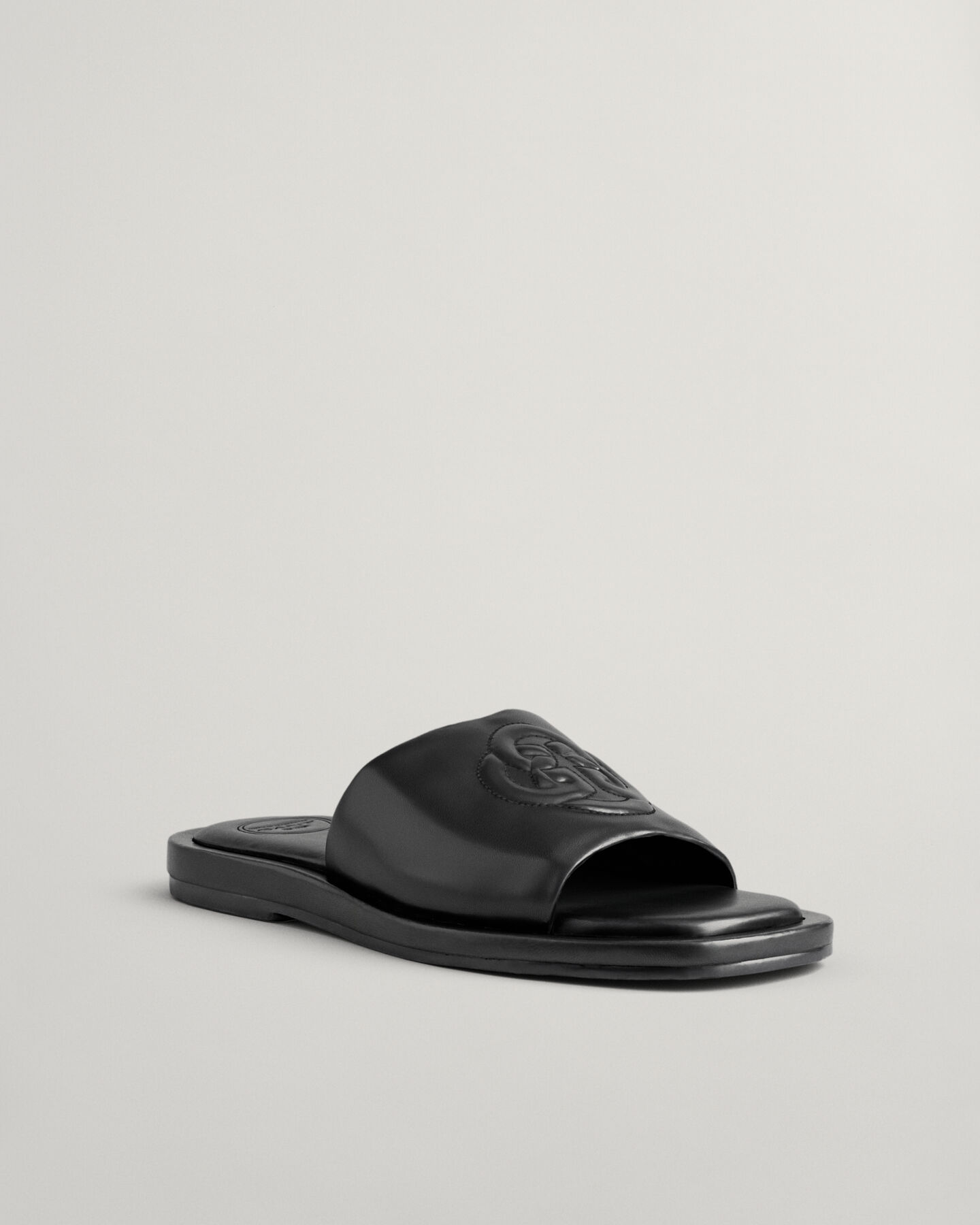 Sand&aacute;lias Khiara