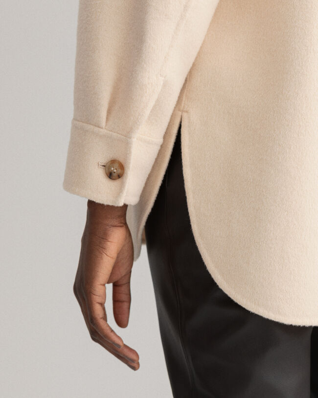 Casaco-camisa cosido &agrave; m&atilde;o