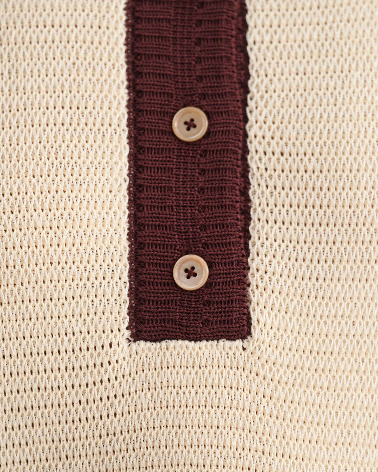 Polo em malha às riscas